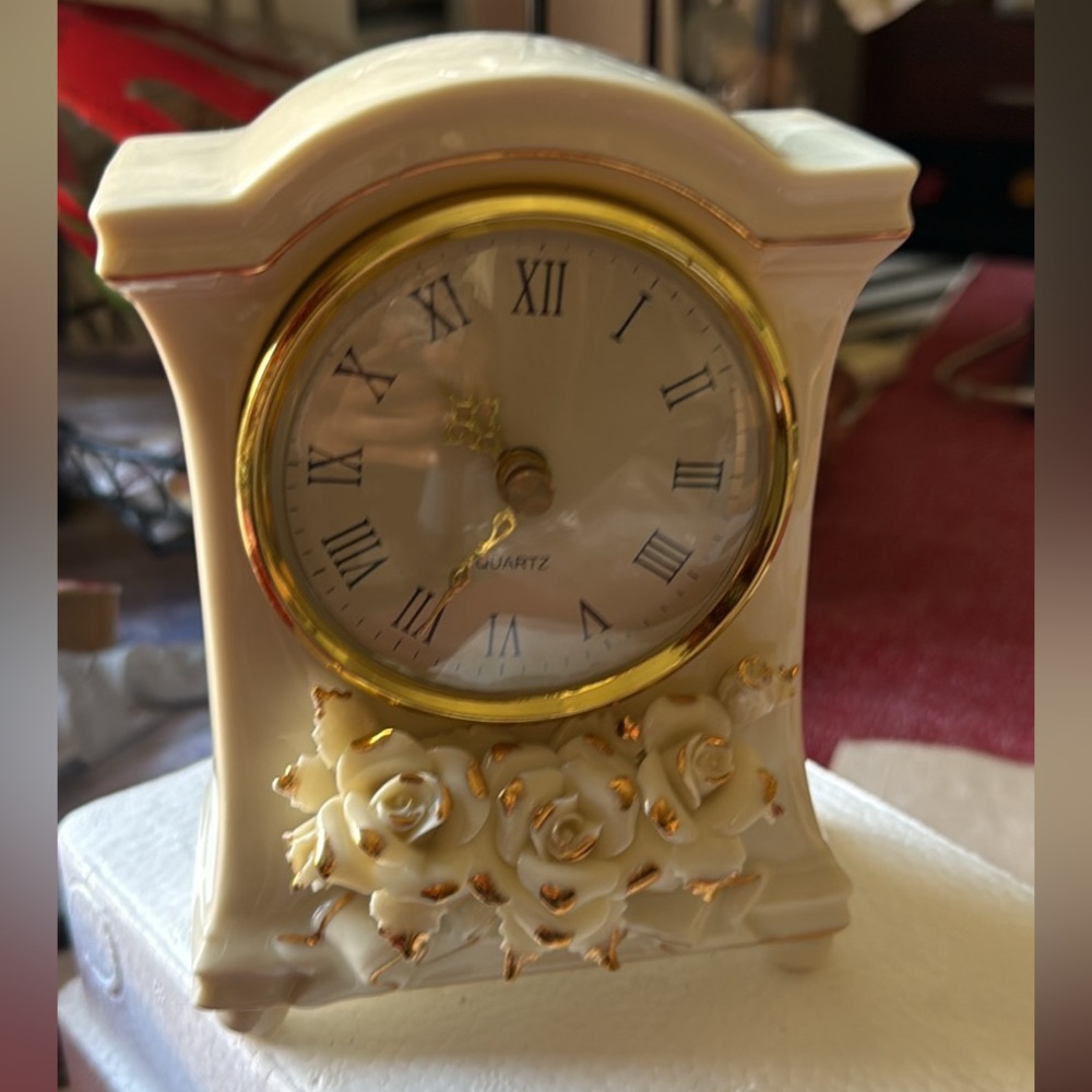 Elegant Cream and Gold Quartz Clock with Rose Design